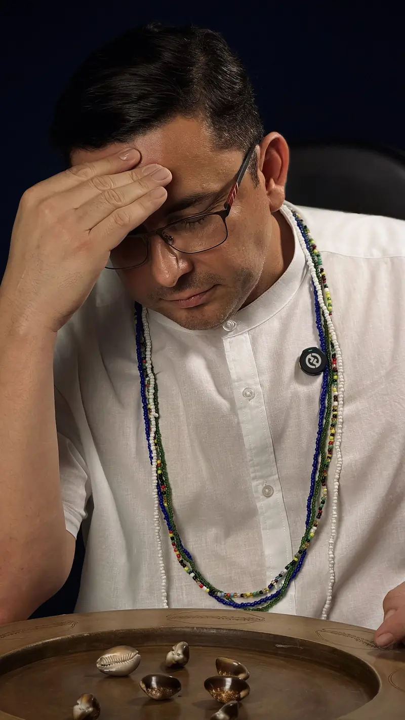 Clauton Douglas conduzindo consulta com búzios